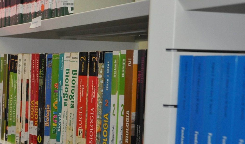Ciência, inovação e tecnologia assumiram importante papel para a diminuição de desigualdades regionais no Maranhão em 2015; a avaliação é do próprio governo estadual; segundo o executivo, neste ano 1.433 pesquisadores de iniciação científica, de pós-graduação, mestrado, doutorado e pós-doutorado receberam bolsas de pesquisa, um aumento de 51,32% em relação a 2014; o governo informou, ainda, que serão investidos mais de R$ 240 milhões em obras e adaptações de prédios que abrigarão as 23 unidades do Instituto de Educação, Ciência e Tecnologia do Maranhão (Iema) a serem implementadas até 2018 (Foto: Leonardo Lucena) Ciência, inovação e tecnologia assumiram importante papel para a diminuição de desigualdades regionais no Maranhão em 2015; a avaliação é do próprio governo estadual; segundo o executivo, neste ano 1.433 pesquisadores de iniciação científica, de pós-graduação, mestrado, doutorado e pós-doutorado receberam bolsas de pesquisa, um aumento de 51,32% em relação a 2014; o governo informou, ainda, que serão investidos mais de R$ 240 milhões em obras e adaptações de prédios que abrigarão as 23 unidades do Instituto de Educação, Ciência e Tecnologia do Maranhão (Iema) a serem implementadas até 2018