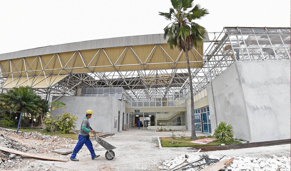 O Governo do Estado investe R$ 20.735.869,05 milhões na reforma do Centro de Convenções para movimentar o setor de turismo de negócios; com a reforma, Sergipe poderá receber eventos de grande porte e passará a concorrer com outros destinos de negócios, uma atividade que movimenta o Nordeste; a obra, que está sendo realizada através de recursos do Ministério do Turismo, está sendo executada pela Companhia Estadual de Habitação e Obras Públicas (Cehop); o novo CIC tem data prevista para ser entregue em fevereiro de 2017 (Foto: Valter Lima) O Governo do Estado investe R$ 20.735.869,05 milhões na reforma do Centro de Convenções para movimentar o setor de turismo de negócios; com a reforma, Sergipe poderá receber eventos de grande porte e passará a concorrer com outros destinos de negócios, uma atividade que movimenta o Nordeste; a obra, que está sendo realizada através de recursos do Ministério do Turismo, está sendo executada pela Companhia Estadual de Habitação e Obras Públicas (Cehop); o novo CIC tem data prevista para ser entregue em fevereiro de 2017