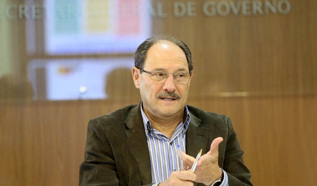 O governador do Rio Grande do Sul, José Ivo Sartori, anunciou uma boa notícia para o funcionalismo: o salário de dezembro seria depositado integralmente na conta de cada servidor estadual; mas, ao projetar um 2016 cercado de dificuldades, não prometeu o repasse em dia dos vencimentos nos próximos meses; "Vou usar uma expressão já conhecida: nós estamos, praticamente, matando um leão por dia", afirmou o chefe do executivo gaúcho, nos jardins do Palácio Piratini, em Porto Alegre; executivo gaúcho terá um alívio nas contas com o novo indexador das dívidas dos estados, publicado pelo governo federal (Foto: Leonardo Lucena) O governador do Rio Grande do Sul, José Ivo Sartori, anunciou uma boa notícia para o funcionalismo: o salário de dezembro seria depositado integralmente na conta de cada servidor estadual; mas, ao projetar um 2016 cercado de dificuldades, não prometeu o repasse em dia dos vencimentos nos próximos meses; "Vou usar uma expressão já conhecida: nós estamos, praticamente, matando um leão por dia", afirmou o chefe do executivo gaúcho, nos jardins do Palácio Piratini, em Porto Alegre; executivo gaúcho terá um alívio nas contas com o novo indexador das dívidas dos estados, publicado pelo governo federal