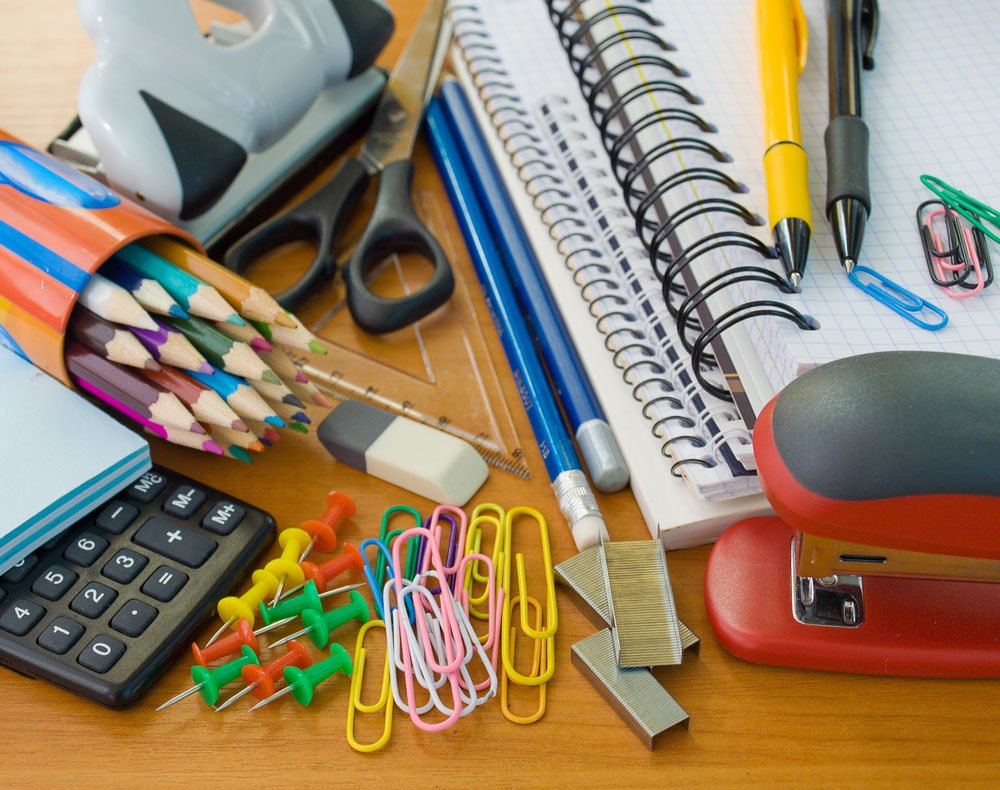 O Procon-MA pesquisou os preços de 153 itens que constam nas listas de materiais escolares nas papelarias e livrarias estudantis de São Luís; a pesquisa foi realizada entre 28 de dezembro de 2015 e 5 de janeiro de 2016, em 13 estabelecimentos comerciais da capital; a lista demonstra a variação de preços dos produtos com os menores, maiores e valores médios de venda; o maior percentual de variação de preços foi verificado na venda do "Apontador escolar, com depósito, um furo", da marca "Cis", que chega a variar 660,00%, vendido entre R$ 0,25 e R$ 1,90 (preço médio de R$ 1,00) (Foto: Leonardo Lucena) O Procon-MA pesquisou os preços de 153 itens que constam nas listas de materiais escolares nas papelarias e livrarias estudantis de São Luís; a pesquisa foi realizada entre 28 de dezembro de 2015 e 5 de janeiro de 2016, em 13 estabelecimentos comerciais da capital; a lista demonstra a variação de preços dos produtos com os menores, maiores e valores médios de venda; o maior percentual de variação de preços foi verificado na venda do "Apontador escolar, com depósito, um furo", da marca "Cis", que chega a variar 660,00%, vendido entre R$ 0,25 e R$ 1,90 (preço médio de R$ 1,00)