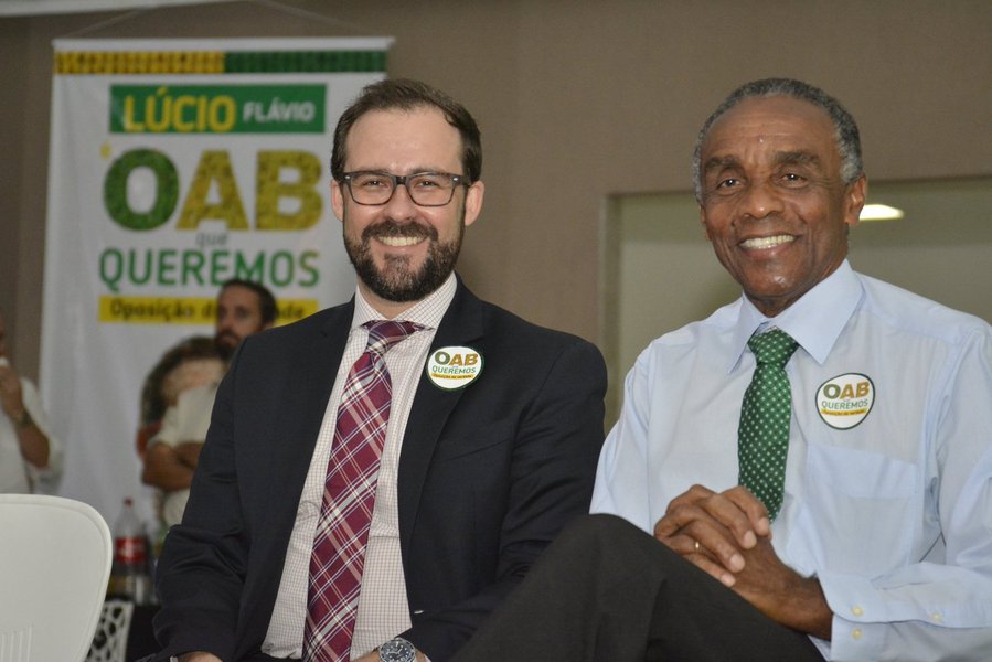 Para o ex-presidente, que escancarou o escândalo das dívidas da entidade, “é momento de experimentarmos pessoas novas, novas idéias, com visão de mundo já diferente”; Macalé reiterou que promoveu a prestação de contas porque tinha esse compromisso com a advocacia de Goiás; Lúcio Flávio, candidato da chapa OAB que Queremos, celebrou o apoio e disse que movimento de oposição luta por uma OAB-GO honesta e transparente (Foto: Aquiles Lins) Para o ex-presidente, que escancarou o escândalo das dívidas da entidade, “é momento de experimentarmos pessoas novas, novas idéias, com visão de mundo já diferente”; Macalé reiterou que promoveu a prestação de contas porque tinha esse compromisso com a advocacia de Goiás; Lúcio Flávio, candidato da chapa OAB que Queremos, celebrou o apoio e disse que movimento de oposição luta por uma OAB-GO honesta e transparente