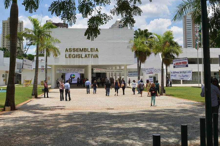 Regra não vale para servidores gratificados, ou seja, aqueles que são de indicação e demissão própria dos deputados, cuja a folha de pagamento é de responsabilidade do gabinete; projeto é medida adotada pela Mesa Diretora no sentido de controlar frequência dos servidores e aumentar a transparência na Casa, afirma presidente da Alego, Helio de Sousa; "Enquadram-se nessas medidas a adoção do ponto eletrônico, que já funciona há meses, e a adoção, em breve, do ponto biométrico, visando ampliar e aperfeiçoar o controle da entrada e saída de servidores", aponta
(Foto: Realle Palazzo-Martini) Regra não vale para servidores gratificados, ou seja, aqueles que são de indicação e demissão própria dos deputados, cuja a folha de pagamento é de responsabilidade do gabinete; projeto é medida adotada pela Mesa Diretora no sentido de controlar frequência dos servidores e aumentar a transparência na Casa, afirma presidente da Alego, Helio de Sousa; "Enquadram-se nessas medidas a adoção do ponto eletrônico, que já funciona há meses, e a adoção, em breve, do ponto biométrico, visando ampliar e aperfeiçoar o controle da entrada e saída de servidores", aponta