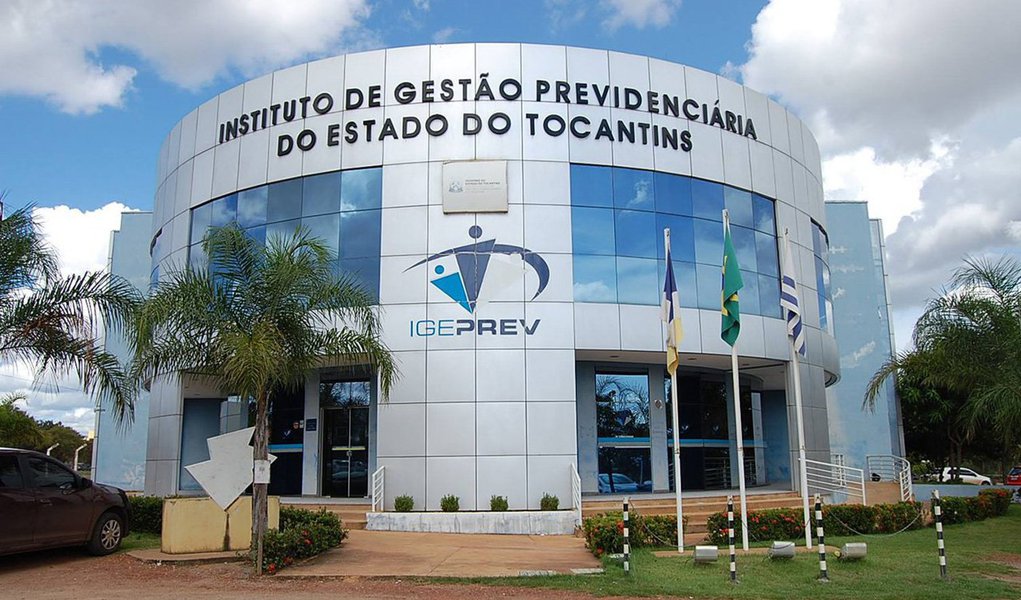 O Instituto de Gestão Previdenciária do Estado do Tocantins (Igeprev) fez um mutirão para atendimentos no último dia de 2015, apesar da data ter sido ponto facultativo no governo estadual; mas 1.449 aposentados e pensionistas perderam o prazo, para atualização de suas informações no órgão e estão sob o risco de terem os seus pagamentos suspensos; eles representam a 15,58% dos beneficiados do Igeprev; o início da suspensão ainda não está totalmente definido porque o órgão optou em aguardar algumas semanas para, então, publicar a lista oficial com os nomes dos atingidos pela medida
(Foto: Leonardo Lucena) O Instituto de Gestão Previdenciária do Estado do Tocantins (Igeprev) fez um mutirão para atendimentos no último dia de 2015, apesar da data ter sido ponto facultativo no governo estadual; mas 1.449 aposentados e pensionistas perderam o prazo, para atualização de suas informações no órgão e estão sob o risco de terem os seus pagamentos suspensos; eles representam a 15,58% dos beneficiados do Igeprev; o início da suspensão ainda não está totalmente definido porque o órgão optou em aguardar algumas semanas para, então, publicar a lista oficial com os nomes dos atingidos pela medida