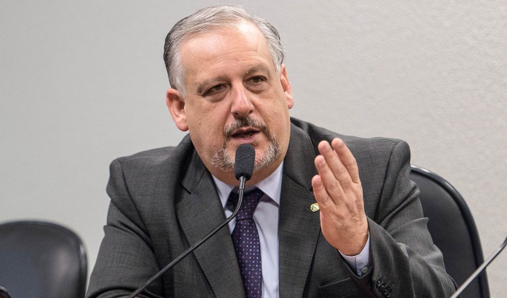 É o que afirmou o ministro da Secretaria de Governo, Ricardo Berzoini, nesta quinta-feira, 22; "Vamos continuar o diálogo, que é um diálogo institucional, que não tem nenhuma conexão com as eventuais situações que cada um dos dirigentes políticos vive em relação a qualquer outra situação. O importante para nós é que haja esse respeito ao diálogo institucional", disse (Foto: Aquiles Lins) É o que afirmou o ministro da Secretaria de Governo, Ricardo Berzoini, nesta quinta-feira, 22; "Vamos continuar o diálogo, que é um diálogo institucional, que não tem nenhuma conexão com as eventuais situações que cada um dos dirigentes políticos vive em relação a qualquer outra situação. O importante para nós é que haja esse respeito ao diálogo institucional", disse