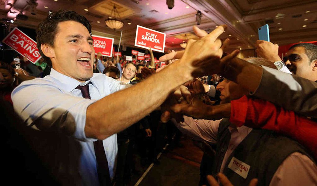 Justin Trudeau, filho do antigo primeiro-ministro Pierre Trudeau (1968 a 1979), vai liderar o governo, depois de o seu partido ter conseguido a maioria absoluta na nova Câmara dos Comuns, com 338 assentos parlamentares; "Canadenses de todo o país, enviaram uma mensagem nessa segunda-feira: é o momento da mudança, meus amigos, da verdadeira mudança", afirmou Trudeau, no discurso da vitória, em Montreal, onde mora e foi eleito (Foto: Roberta Namour) Justin Trudeau, filho do antigo primeiro-ministro Pierre Trudeau (1968 a 1979), vai liderar o governo, depois de o seu partido ter conseguido a maioria absoluta na nova Câmara dos Comuns, com 338 assentos parlamentares; "Canadenses de todo o país, enviaram uma mensagem nessa segunda-feira: é o momento da mudança, meus amigos, da verdadeira mudança", afirmou Trudeau, no discurso da vitória, em Montreal, onde mora e foi eleito