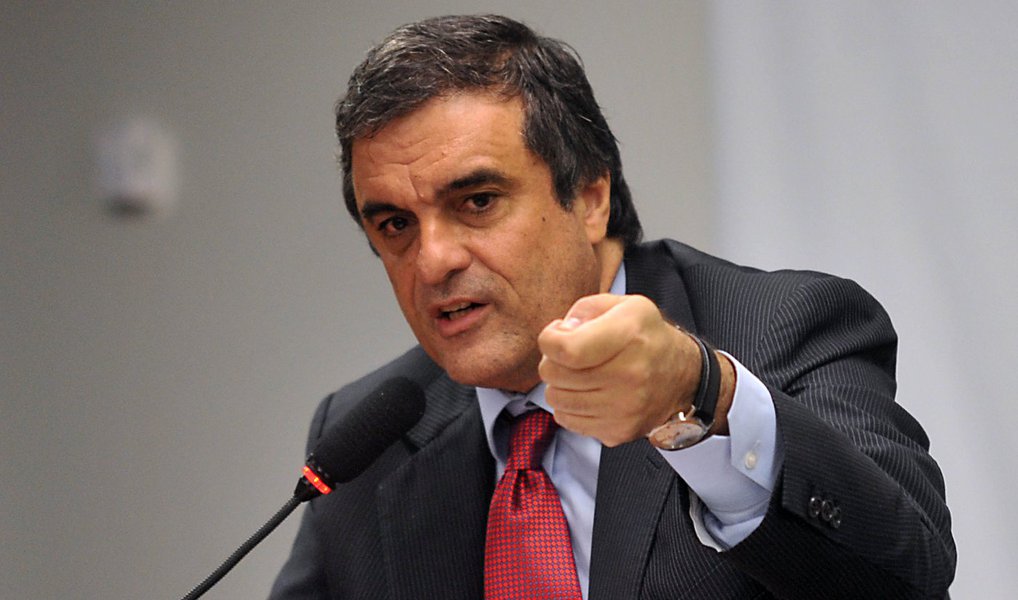 O ministro José Eduardo Cardozo (Justiça) disse nesta segunda (19) que o PT é fundamental para o governo, mas afirmou que as decisões são tomadas pela presidente Dilma Rousseff; a afirmação do petista foi dada em resposta a pergunta sobre as críticas do presidente do PT, Rui Falcão, ao ministro da Fazenda, Joaquim Levy; "O PT é fundamental para o governo, como é o PMDB, como são outros partidos que compõem a base governista. É natural que os partidos tenham sua avaliação e é legítimo que a expressem. O governo é comandado pela presidente Dilma Rousseff, que define os rumos que julga correto para seu governo", disse o ministro
(Foto: Valter Lima) O ministro José Eduardo Cardozo (Justiça) disse nesta segunda (19) que o PT é fundamental para o governo, mas afirmou que as decisões são tomadas pela presidente Dilma Rousseff; a afirmação do petista foi dada em resposta a pergunta sobre as críticas do presidente do PT, Rui Falcão, ao ministro da Fazenda, Joaquim Levy; "O PT é fundamental para o governo, como é o PMDB, como são outros partidos que compõem a base governista. É natural que os partidos tenham sua avaliação e é legítimo que a expressem. O governo é comandado pela presidente Dilma Rousseff, que define os rumos que julga correto para seu governo", disse o ministro