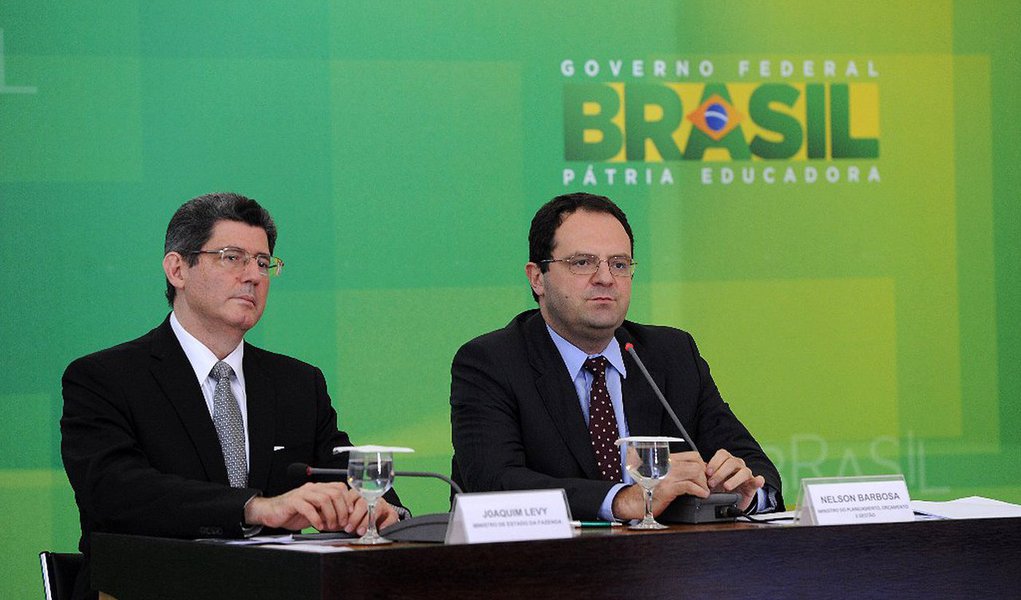 "O momento econômico do Brasil tem se mostrado desafiador, com um aprofundamento da deterioração da atividade econômica em consequência do acúmulo de incerteza e repercussões da queda do preço das commodities e da imperiosa necessidade de o setor público brasileiro realizar uma desalavancagem, após substancial expansão da dívida pública", disseram os Ministérios da Fazenda e do Planejamento, Joaquim Levy e Nelson Barbosa, em documento divulgado nesta terça-feira (Foto: Leonardo Attuch) "O momento econômico do Brasil tem se mostrado desafiador, com um aprofundamento da deterioração da atividade econômica em consequência do acúmulo de incerteza e repercussões da queda do preço das commodities e da imperiosa necessidade de o setor público brasileiro realizar uma desalavancagem, após substancial expansão da dívida pública", disseram os Ministérios da Fazenda e do Planejamento, Joaquim Levy e Nelson Barbosa, em documento divulgado nesta terça-feira