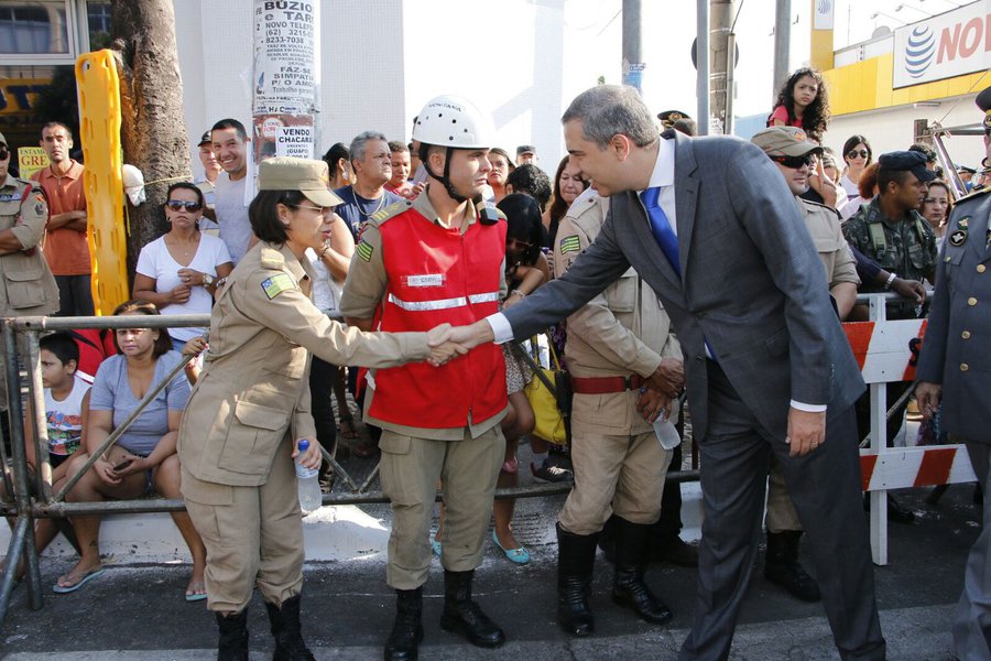 Ao deixar na manhã deste sábado a Avenida 24 de Outubro, onde assistiu ao desfile cívico-militar em comemoração aos 82 anos de Goiânia, o governador em exercício, José Eliton, declarou que a notícia de que Goiás foi o estado brasileiro que mais empregos formais gerou nos primeiros nove meses deste ano é um presente para todos os goianos e, em especial, para os goianienses; segundo ele, os resultados do Caged são uma demonstração de que o estado tem uma economia forte capaz de responder positivamente em momentos de crise (Foto: José Barbacena) Ao deixar na manhã deste sábado a Avenida 24 de Outubro, onde assistiu ao desfile cívico-militar em comemoração aos 82 anos de Goiânia, o governador em exercício, José Eliton, declarou que a notícia de que Goiás foi o estado brasileiro que mais empregos formais gerou nos primeiros nove meses deste ano é um presente para todos os goianos e, em especial, para os goianienses; segundo ele, os resultados do Caged são uma demonstração de que o estado tem uma economia forte capaz de responder positivamente em momentos de crise