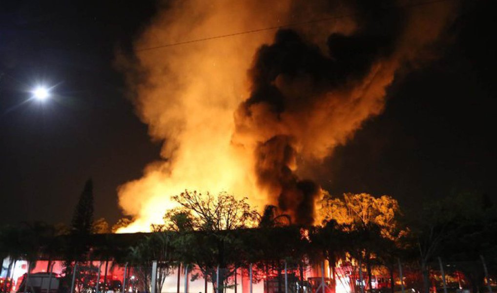 Um incêndio de grandes proporções atingiu a fábrica de papel e celulose Manikraft, na capital paulista; de acordo com o Corpo de Bombeiros, não houve mortos; o imóvel fica na Avenida José Pinheiro Borges, na zona Leste da cidade; três pessoas tiveram uma leve intoxicação, de acordo com o Corpo de Bombeiros, mas todas foram atendidas no local e passam bem; ao todo 37 viaturas e 110 bombeiros foram deslocados para o local (Foto: Leonardo Lucena) Um incêndio de grandes proporções atingiu a fábrica de papel e celulose Manikraft, na capital paulista; de acordo com o Corpo de Bombeiros, não houve mortos; o imóvel fica na Avenida José Pinheiro Borges, na zona Leste da cidade; três pessoas tiveram uma leve intoxicação, de acordo com o Corpo de Bombeiros, mas todas foram atendidas no local e passam bem; ao todo 37 viaturas e 110 bombeiros foram deslocados para o local