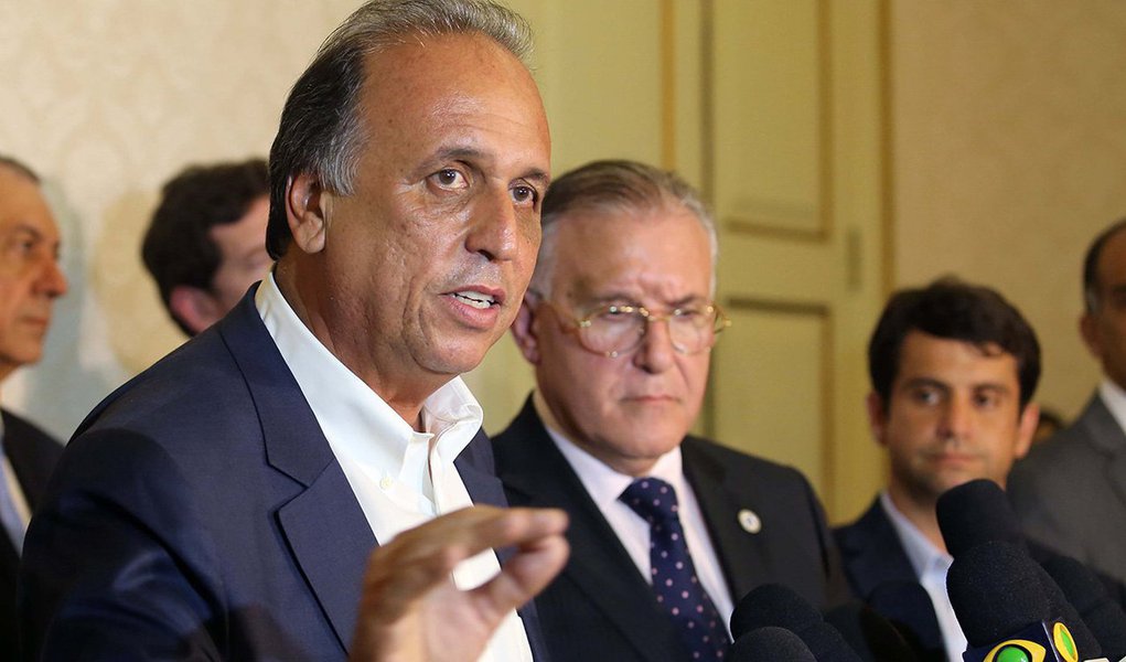 Governador do Rio, Luiz Fernando Pezão sancionou decreto que proíbe o uso de algemas, calcetas ou outro meio de contenção física de presas ou internas durante o trabalho de parto e no período de internação; de acordo com o decreto publicado no Diário Oficial do estado, a única exceção é no caso de haver orientação médica para contenção da detenta; “Eventuais situações de perigo à integridade física da própria presa ou interna, ou de terceiros, deverão ser abordadas mediante meios de contenção não coercitivos, a critério da respectiva equipe médica”, diz o decreto (Foto: Leonardo Lucena) Governador do Rio, Luiz Fernando Pezão sancionou decreto que proíbe o uso de algemas, calcetas ou outro meio de contenção física de presas ou internas durante o trabalho de parto e no período de internação; de acordo com o decreto publicado no Diário Oficial do estado, a única exceção é no caso de haver orientação médica para contenção da detenta; “Eventuais situações de perigo à integridade física da própria presa ou interna, ou de terceiros, deverão ser abordadas mediante meios de contenção não coercitivos, a critério da respectiva equipe médica”, diz o decreto