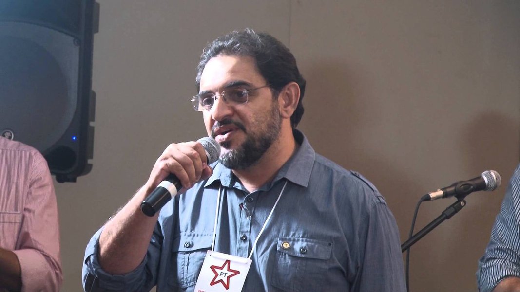 O prefeito Celso Crisóstomo (PT) volta mais uma vez ao comando da cidade de Canindé. Ontem a 3ª Câmara Cível do Tribunal de Justiça do Estado do Ceará concedeu nova liminar determinando sua reitegração imediata ao cargo (Foto: Fatima 247) O prefeito Celso Crisóstomo (PT) volta mais uma vez ao comando da cidade de Canindé. Ontem a 3ª Câmara Cível do Tribunal de Justiça do Estado do Ceará concedeu nova liminar determinando sua reitegração imediata ao cargo