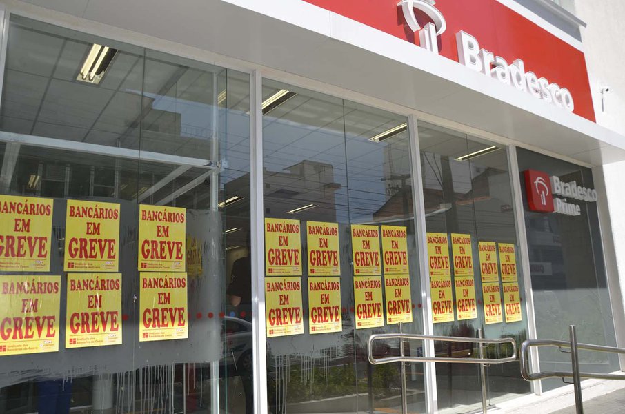 No Ceará a adesão à greve já atinge 70% das agências. Os bancários cearenses se reúnem nesta terça-feira, 20/10, às 17h, na sede do Sindicato, para avaliar o movimento (Foto: Fatima 247) No Ceará a adesão à greve já atinge 70% das agências. Os bancários cearenses se reúnem nesta terça-feira, 20/10, às 17h, na sede do Sindicato, para avaliar o movimento