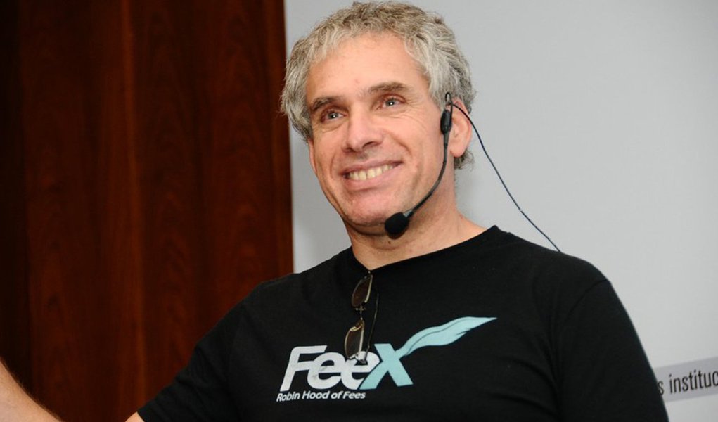 Segundo o israelense Uri Levine, o medo do fracasso é que atrasa muitos países: “Se você acredita que o Brasil deveria ter mais empreendedores, então transforme-os em heróis. Se a mídia promove os empreendedores, haveria mais gente querendo embarcar nessa aventura. Os jovens buscam modelos, olham a cultura à sua volta. Se a mídia transformasse os empreendedores em modelos de conduta, haveria muito mais empreendedores”, diz (Foto: Roberta Namour) Segundo o israelense Uri Levine, o medo do fracasso é que atrasa muitos países: “Se você acredita que o Brasil deveria ter mais empreendedores, então transforme-os em heróis. Se a mídia promove os empreendedores, haveria mais gente querendo embarcar nessa aventura. Os jovens buscam modelos, olham a cultura à sua volta. Se a mídia transformasse os empreendedores em modelos de conduta, haveria muito mais empreendedores”, diz