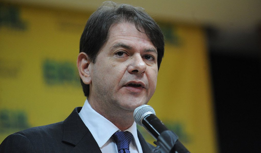 Ex-governador do Ceará acredita que o movimento do impeachment perdeu força quando a população se deu conta de quem assumiria no caso de afastamento da presidente Dilma Rousseff; para o ex-ministro, o povo "já está vendo que pior que a Dilma é entregar para o vice dela, esse Michel Temer, que é o chefão desse estilo de política"; Cid Gomes também chama o presidente da Câmara, Eduardo Cunha (PMDB-RJ), de "morto-vivo" (Foto: Gisele Federicce) Ex-governador do Ceará acredita que o movimento do impeachment perdeu força quando a população se deu conta de quem assumiria no caso de afastamento da presidente Dilma Rousseff; para o ex-ministro, o povo "já está vendo que pior que a Dilma é entregar para o vice dela, esse Michel Temer, que é o chefão desse estilo de política"; Cid Gomes também chama o presidente da Câmara, Eduardo Cunha (PMDB-RJ), de "morto-vivo"