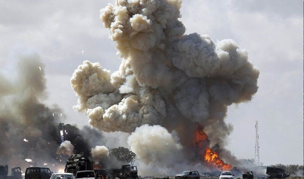 França lançou nesta sexta-feira, 1º, ataques aéreos contra instalações petrolíferas na Síria, perto de Raqqa, reduto do Estado Islâmico, disse o ministro da Defesa francês, Jean-Yves Le Drian, durante visita a uma base militar na Jordânia; "Tenho informações das operações feitas pela noite. Devemos continuar nessa direção", afirmou Le Drian a soldados e repórteres na base jordaniana de onde os Mirage 2000 decolaram para a missão (Foto: Aquiles Lins) França lançou nesta sexta-feira, 1º, ataques aéreos contra instalações petrolíferas na Síria, perto de Raqqa, reduto do Estado Islâmico, disse o ministro da Defesa francês, Jean-Yves Le Drian, durante visita a uma base militar na Jordânia; "Tenho informações das operações feitas pela noite. Devemos continuar nessa direção", afirmou Le Drian a soldados e repórteres na base jordaniana de onde os Mirage 2000 decolaram para a missão