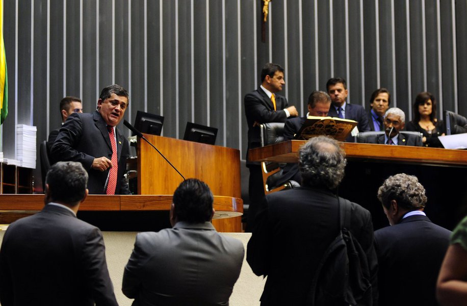 Segundo o deputado federal José Guimarães "este é o momento em que ela (Dilma) mais tem fortalecido o partido". A declaração do líder é uma resposta à opinião do ex governador Cid Gomes que disse em uma entrevista que Dilma deveria sair do PT. Guimarães disse ainda que não há solução para os problemas do Brasil sem a política e que a presidenta não pode se omitir disso (Foto: Fatima 247) Segundo o deputado federal José Guimarães "este é o momento em que ela (Dilma) mais tem fortalecido o partido". A declaração do líder é uma resposta à opinião do ex governador Cid Gomes que disse em uma entrevista que Dilma deveria sair do PT. Guimarães disse ainda que não há solução para os problemas do Brasil sem a política e que a presidenta não pode se omitir disso