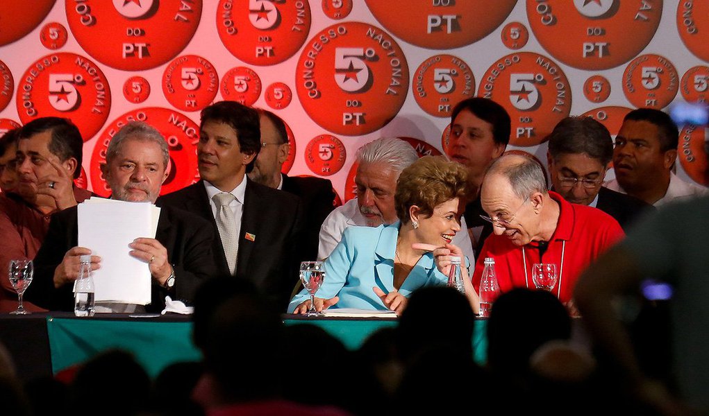 "Esse cacoete de querer impor à presidente as diretrizes do partido, típico dos regimes autoritários, adotado pelo atual presidente do PT, Rui Falcão, não se coaduna com a tradição democrática brasileira", analisa Alex Solnik, em seu blog no 247; jornalista avalia que, "fragilizado como estava em 2015, do que o governo menos precisava era de contestações; precisava era de apoio", mas o dirigente petista "ignorou tudo isso e passou a criticar desbragadamente o governo que seu partido elegeu", ajudando a oposição; "Nenhum partido manda no presidente da República que elegeu e sim o presidente da República manda no partido, até por uma questão de hierarquia: os milhões de votos do presidente eleito lhe dão autoridade para orientar o seu partido e não o contrário" (Foto: Alex Solnik) "Esse cacoete de querer impor à presidente as diretrizes do partido, típico dos regimes autoritários, adotado pelo atual presidente do PT, Rui Falcão, não se coaduna com a tradição democrática brasileira", analisa Alex Solnik, em seu blog no 247; jornalista avalia que, "fragilizado como estava em 2015, do que o governo menos precisava era de contestações; precisava era de apoio", mas o dirigente petista "ignorou tudo isso e passou a criticar desbragadamente o governo que seu partido elegeu", ajudando a oposição; "Nenhum partido manda no presidente da República que elegeu e sim o presidente da República manda no partido, até por uma questão de hierarquia: os milhões de votos do presidente eleito lhe dão autoridade para orientar o seu partido e não o contrário"