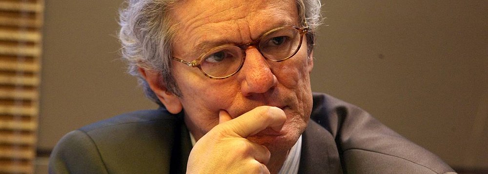 “É um economista e homem público excepcionalmente bem preparado. Possui sólida formação técnica, tem visão política e conta, apesar de jovem, com grande experiência de governo”, disse o vice-presidente do Novo Banco de Desenvolvimento, sediado em Xangai, Paulo Nogueira Batista Jr., sobre o novo ministro da Fazenda; apesar das dificuldades do cenário de crise econômica, afirma categórico: “Nelson Barbosa conhece como poucos, e de dentro do governo, a dimensão do desafio que o espera. Tenho certeza de que ele estará à altura da grande honra e da grande responsabilidade que é ser ministro da Fazenda do Brasil” (Foto: Roberta Namour) “É um economista e homem público excepcionalmente bem preparado. Possui sólida formação técnica, tem visão política e conta, apesar de jovem, com grande experiência de governo”, disse o vice-presidente do Novo Banco de Desenvolvimento, sediado em Xangai, Paulo Nogueira Batista Jr., sobre o novo ministro da Fazenda; apesar das dificuldades do cenário de crise econômica, afirma categórico: “Nelson Barbosa conhece como poucos, e de dentro do governo, a dimensão do desafio que o espera. Tenho certeza de que ele estará à altura da grande honra e da grande responsabilidade que é ser ministro da Fazenda do Brasil”