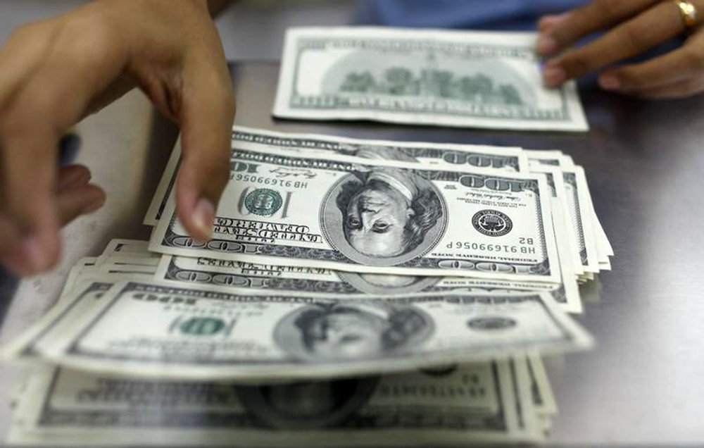 Mulher conta notas de dólar norte-americano em Yangon, Mianmar. 23/05/2013 REUTERS/Soe Zeya Tun (Foto: Aquiles Lins) Mulher conta notas de dólar norte-americano em Yangon, Mianmar. 23/05/2013 REUTERS/Soe Zeya Tun
