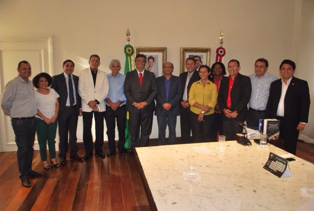 Governador recebeu no Palácio dos Leões uma comitiva com lideranças do Partido dos Trabalhadores (PT) do Maranhão; representantes de todas as alas estavam no encontro, o que praticamente sacramentou o partido como membro do governo; anúncio oficial do apoio petista deverá ser feito próximos dias. "O PT vai apresentar uma resolução para o diretório estadual para fazer uma composição no governo estadual, assim como para eleição de 2016 e 2018”, disse o vereador Honorato Fernandes (Foto: José Barbacena) Governador recebeu no Palácio dos Leões uma comitiva com lideranças do Partido dos Trabalhadores (PT) do Maranhão; representantes de todas as alas estavam no encontro, o que praticamente sacramentou o partido como membro do governo; anúncio oficial do apoio petista deverá ser feito próximos dias. "O PT vai apresentar uma resolução para o diretório estadual para fazer uma composição no governo estadual, assim como para eleição de 2016 e 2018”, disse o vereador Honorato Fernandes