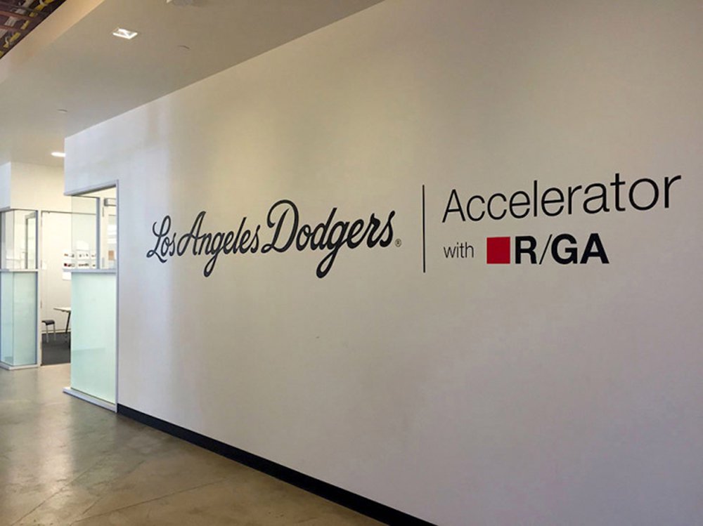 O Los Angeles Dodgers, um dos mais tradicionais times de baseball dos EUA, lançou em agosto um programa de aceleração com 10 startups do setor esportivo; em parceria com a agência de publicidade R/GA, o clube realizou um processo seletivo com mais de 600 startups de 34 países; as 10 startups selecionadas cobrem diferentes áreas de uma equipe profissional, como gerenciamento do estádio, recrutamento de atletas e engajamento com a torcida (Foto: Leonardo Lucena) O Los Angeles Dodgers, um dos mais tradicionais times de baseball dos EUA, lançou em agosto um programa de aceleração com 10 startups do setor esportivo; em parceria com a agência de publicidade R/GA, o clube realizou um processo seletivo com mais de 600 startups de 34 países; as 10 startups selecionadas cobrem diferentes áreas de uma equipe profissional, como gerenciamento do estádio, recrutamento de atletas e engajamento com a torcida