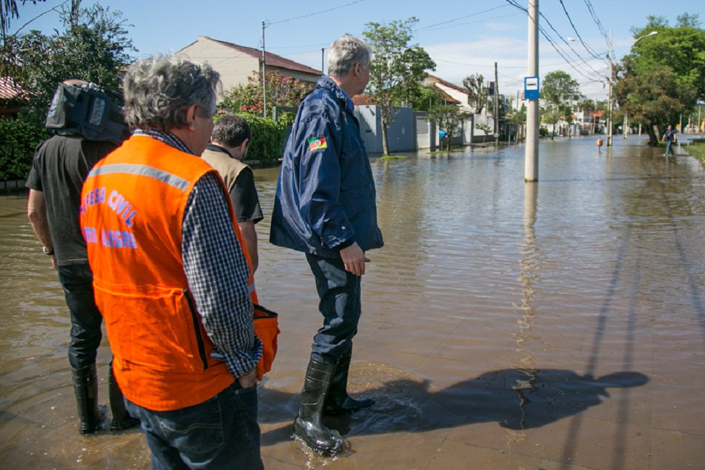 23/10/2015 - PORTO ALEGRE, RS, BRASIL - Comitiva da prefeitura visita região afetada pela chuva no bairro Guarujá na Zona Sul de Porto Alegre | Foto: Caroline Ferraz/Sul21 (Foto: José Barbacena) 23/10/2015 - PORTO ALEGRE, RS, BRASIL - Comitiva da prefeitura visita região afetada pela chuva no bairro Guarujá na Zona Sul de Porto Alegre | Foto: Caroline Ferraz/Sul21