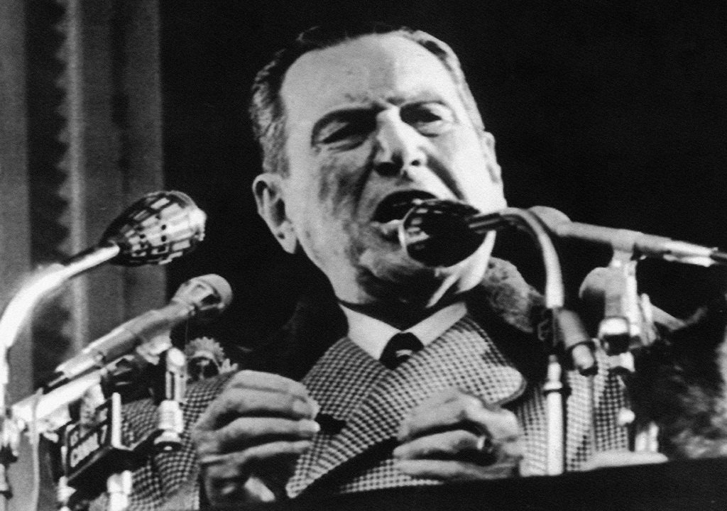 Histórico general Juan Domingo Perón, que por anos comandou a Argentina, continua presente nas eleições do País e é referência para os três principais candidatos que disputam a presidência; mesmo morto há 41 anos, Perón virou protagonista na reta da final da campanha principalmente no 17 de outubro, o dia da Lealdade Peronista; todos os principais candidatos, Daniel Scioli, Sergio Massa e Mauricio Macri, de uma forma ou de outra, utilizaram a imagem e a história de Perón para turbinar suas campanhas e ganhar popularidade neste final de pleito (Foto: José Barbacena) Histórico general Juan Domingo Perón, que por anos comandou a Argentina, continua presente nas eleições do País e é referência para os três principais candidatos que disputam a presidência; mesmo morto há 41 anos, Perón virou protagonista na reta da final da campanha principalmente no 17 de outubro, o dia da Lealdade Peronista; todos os principais candidatos, Daniel Scioli, Sergio Massa e Mauricio Macri, de uma forma ou de outra, utilizaram a imagem e a história de Perón para turbinar suas campanhas e ganhar popularidade neste final de pleito