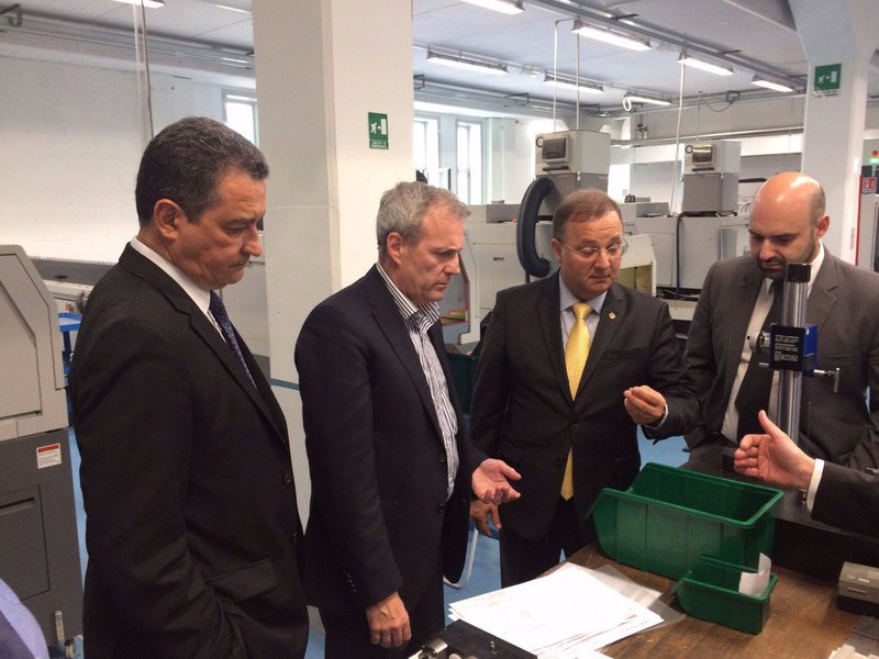 O governador Rui Costa deu mais um passo em Milão, na Itália, para concretizar o memorando de entendimento assinado em julho deste ano, em Salvador, entre o Estado da Bahia e a italiana Bioimpianti; ele conheceu as instalações da empresa e discutiu com os gestores as próximas ações para a implantação no estado de um polo farmoquímico, biotecnológico e de produtos para a saúde; a parceria envolve a transferência de tecnologia para a Bahiafarma e produção, pela empresa baiana, de próteses ortopédicas de primeira linha para atender a todo o mercado nacional (Foto: Romulo Faro) O governador Rui Costa deu mais um passo em Milão, na Itália, para concretizar o memorando de entendimento assinado em julho deste ano, em Salvador, entre o Estado da Bahia e a italiana Bioimpianti; ele conheceu as instalações da empresa e discutiu com os gestores as próximas ações para a implantação no estado de um polo farmoquímico, biotecnológico e de produtos para a saúde; a parceria envolve a transferência de tecnologia para a Bahiafarma e produção, pela empresa baiana, de próteses ortopédicas de primeira linha para atender a todo o mercado nacional
