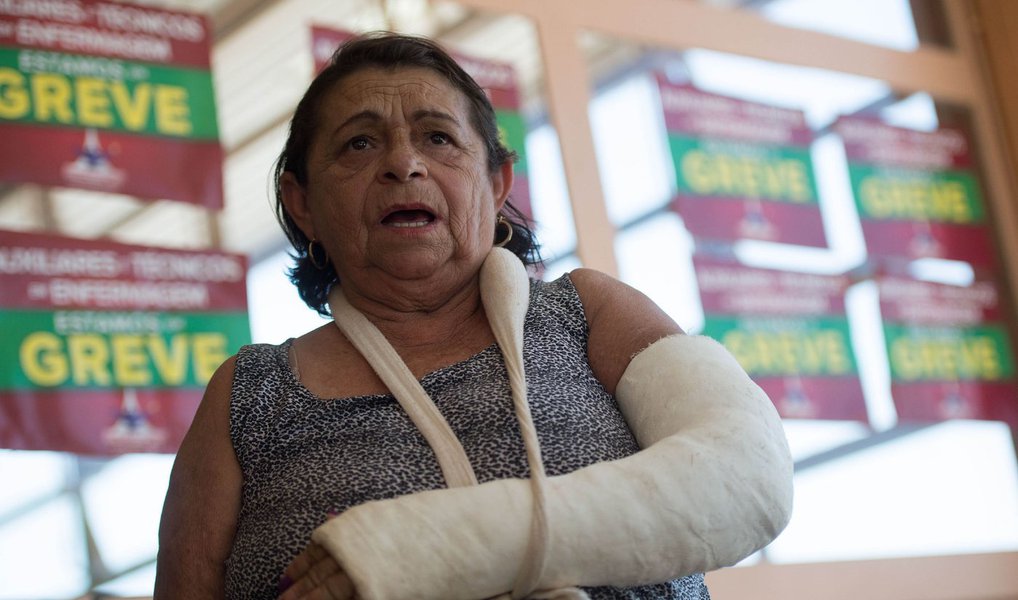 No Hospital Regional de Taguatinga, o saguão do pronto-socorro permanece cheio, mesmo sem nenhuma previsão para atendimento; no Hospital Regional de Ceilândia, um único funcionário informava a quem chegava que diversos profissionais aderiram à greve e que não há atendimento no local; Sindicato dos Empregados em Estabelecimentos de Serviços de Saúde do Distrito Federal informou que a categoria aprovou, em assembleia na manhã desta quinta-feira, o endurecimento da paralisação; uma nova assembleia foi marcada para a próxima terça-feira 20 (Foto: Gisele Federicce) No Hospital Regional de Taguatinga, o saguão do pronto-socorro permanece cheio, mesmo sem nenhuma previsão para atendimento; no Hospital Regional de Ceilândia, um único funcionário informava a quem chegava que diversos profissionais aderiram à greve e que não há atendimento no local; Sindicato dos Empregados em Estabelecimentos de Serviços de Saúde do Distrito Federal informou que a categoria aprovou, em assembleia na manhã desta quinta-feira, o endurecimento da paralisação; uma nova assembleia foi marcada para a próxima terça-feira 20