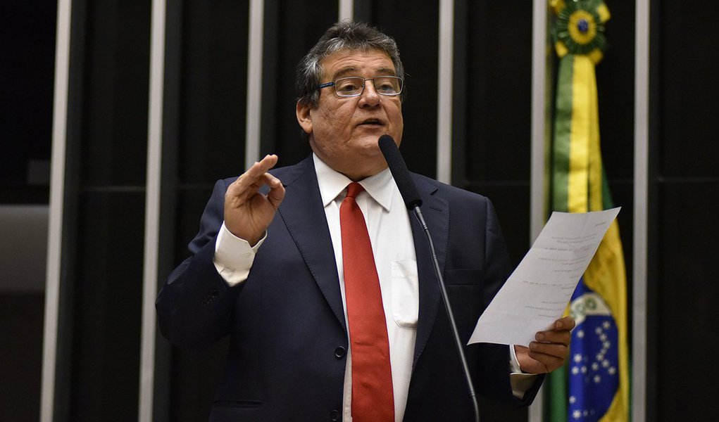 Vice-líder do governo Dilma na Câmara, Silvio Costa afirmou ser "preocupante" a pesquisa encomendada pela CUT, que aponta a rejeição de mudanças na Previdência Social por 90% dos brasileiros, pois, de acordo com ele, "pode dar munição à oposição irresponsável"; "Na discussão das pautas bombas, o que se viu? A oposição votou pela derrubada do fator previdenciário, mas Dilma vetou porque ela é uma estadista, não pensa na próxima eleição, pensa na próxima geração”; para o deputado, "se você perguntar a qualquer cidadão se ele quer perder direitos adquiridos, a resposta será não. Outra questão é contextualizar" (Foto: Leonardo Lucena) Vice-líder do governo Dilma na Câmara, Silvio Costa afirmou ser "preocupante" a pesquisa encomendada pela CUT, que aponta a rejeição de mudanças na Previdência Social por 90% dos brasileiros, pois, de acordo com ele, "pode dar munição à oposição irresponsável"; "Na discussão das pautas bombas, o que se viu? A oposição votou pela derrubada do fator previdenciário, mas Dilma vetou porque ela é uma estadista, não pensa na próxima eleição, pensa na próxima geração”; para o deputado, "se você perguntar a qualquer cidadão se ele quer perder direitos adquiridos, a resposta será não. Outra questão é contextualizar"
