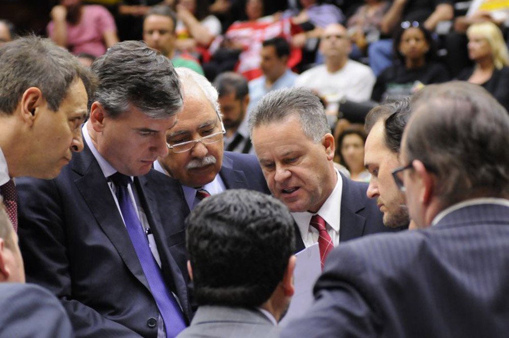Em votação que se estendeu pela madrugada de terça-feira, a Assembleia Legislativa aprovou 27 projetos, incluindo a LRF estadual, proposta que veta ao Estado gastos acima da arrecadação e limita a concessão de reajustes aos servidores estaduais e era considerado um dos mais importantes projetos do programa de ajuste fiscal do governador José Ivo Sartori; na pauta desde março, o PLC 206 passou ano inteiro sendo criticado pelo Movimento Unificado de servidores sob argumentação de que ele resultará em congelamento de salários para o funcionalismo público e de investimentos (Foto: Leonardo Lucena) Em votação que se estendeu pela madrugada de terça-feira, a Assembleia Legislativa aprovou 27 projetos, incluindo a LRF estadual, proposta que veta ao Estado gastos acima da arrecadação e limita a concessão de reajustes aos servidores estaduais e era considerado um dos mais importantes projetos do programa de ajuste fiscal do governador José Ivo Sartori; na pauta desde março, o PLC 206 passou ano inteiro sendo criticado pelo Movimento Unificado de servidores sob argumentação de que ele resultará em congelamento de salários para o funcionalismo público e de investimentos
