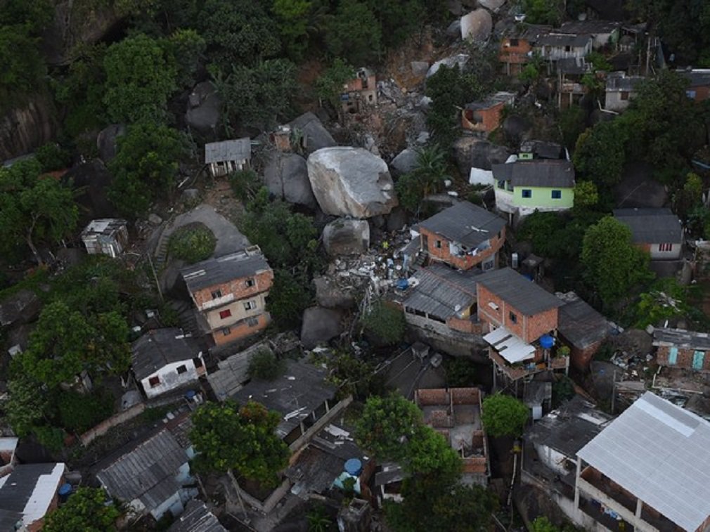 Prefeitura de Vila Velha (ES) decretou neste sábado estado de emergência devido ao deslizamento de uma grande pedra que destruiu quatro casas na comunidade de Boa Vista; município precisa de recursos do governo do estado, para ajudar desabrigados, remover as pedras e fazer obras de contenção no morro; as buscas por vítimas já foram encerradas e não há desaparecidos; mais de 100 famílias deixaram suas casas (Foto: José Barbacena) Prefeitura de Vila Velha (ES) decretou neste sábado estado de emergência devido ao deslizamento de uma grande pedra que destruiu quatro casas na comunidade de Boa Vista; município precisa de recursos do governo do estado, para ajudar desabrigados, remover as pedras e fazer obras de contenção no morro; as buscas por vítimas já foram encerradas e não há desaparecidos; mais de 100 famílias deixaram suas casas