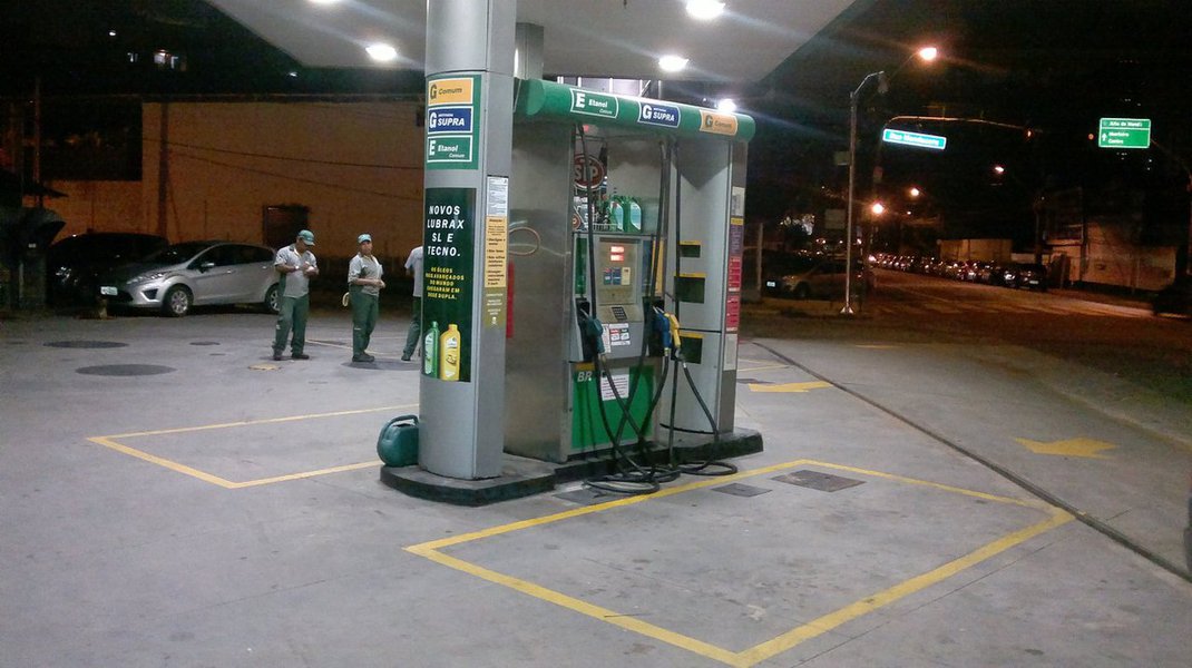 Órgão fiscaliza postos de combustíveis de Goiás se estão cumprindo a Lei nº 18.966/2015, que prevê que os revendedores de combustíveis são obrigados a exibir, em local visível ao consumidor, uma tabela informativa sobre a diferença percentual entre o valor do litro da gasolina e o valor do litro do etanol; para saber qual combustível possui o melhor custo benefício, basta que o consumidor observe a tabela informativa; caso o resultado seja menor que 0,7 entende-se ser mais vantajoso abastecer com etanol (Foto: Realle Palazzo-Martini) Órgão fiscaliza postos de combustíveis de Goiás se estão cumprindo a Lei nº 18.966/2015, que prevê que os revendedores de combustíveis são obrigados a exibir, em local visível ao consumidor, uma tabela informativa sobre a diferença percentual entre o valor do litro da gasolina e o valor do litro do etanol; para saber qual combustível possui o melhor custo benefício, basta que o consumidor observe a tabela informativa; caso o resultado seja menor que 0,7 entende-se ser mais vantajoso abastecer com etanol