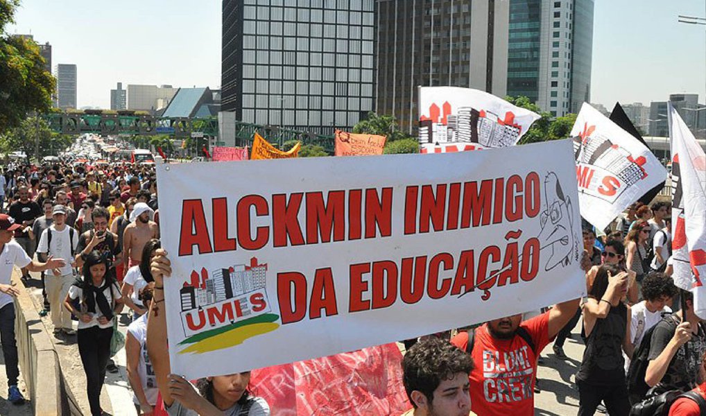 Alunos de escolas públicas estaduais de todas as regiões da cidade de São Paulo protestaram nesta sexta-feira, 23, contra o projeto do governador Geraldo Alckmin (PSDB) de reorganização das escolas estaduais; proposta prevê o fechamento de estabelecimentos de ensino e a transferência de alunos; ato se concentrou no vão livre do Masp e seguiu em passeata até a Praça da República, onde fica o prédio da Secretaria Estadual de Educação (Foto: Aquiles Lins) Alunos de escolas públicas estaduais de todas as regiões da cidade de São Paulo protestaram nesta sexta-feira, 23, contra o projeto do governador Geraldo Alckmin (PSDB) de reorganização das escolas estaduais; proposta prevê o fechamento de estabelecimentos de ensino e a transferência de alunos; ato se concentrou no vão livre do Masp e seguiu em passeata até a Praça da República, onde fica o prédio da Secretaria Estadual de Educação