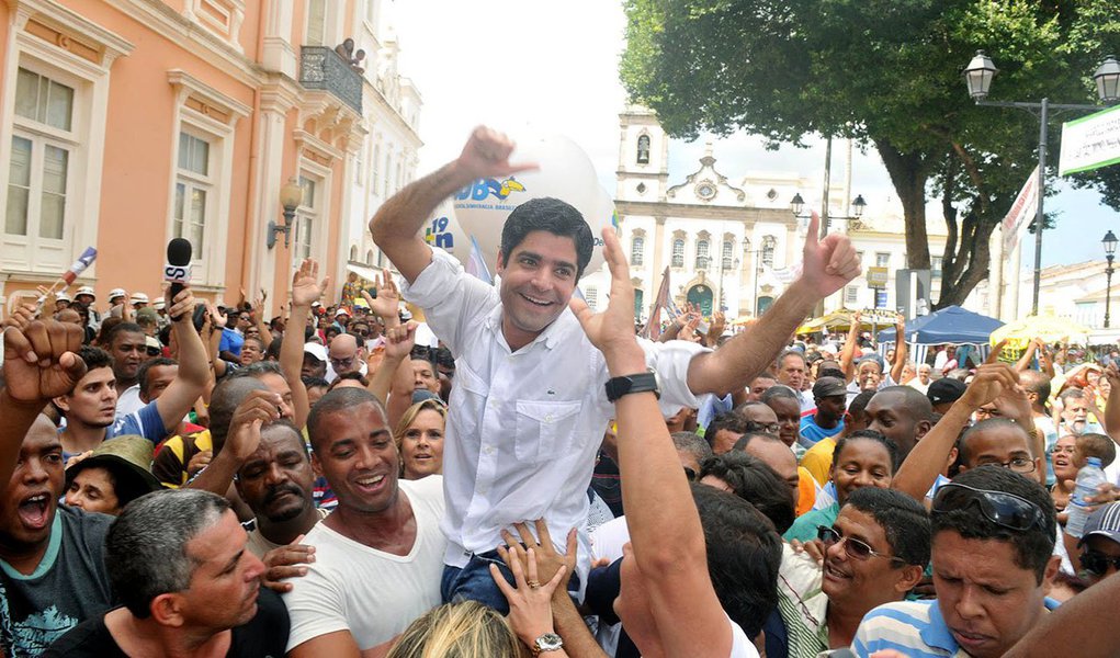 Segundo o instituto Paraná Pesquisas, o prefeito de Salvador, ACM Neto (DEM), recebeu o melhor índice de aprovação da população (84,7%) ao longo do ano passado; pesquisas em 13 capitais foram realizadas separadamente e em períodos diferentes; percentual mais baixo foi para o prefeito de Goiânia, Paulo Garcia (PT) (Foto: Gisele Federicce) Segundo o instituto Paraná Pesquisas, o prefeito de Salvador, ACM Neto (DEM), recebeu o melhor índice de aprovação da população (84,7%) ao longo do ano passado; pesquisas em 13 capitais foram realizadas separadamente e em períodos diferentes; percentual mais baixo foi para o prefeito de Goiânia, Paulo Garcia (PT)