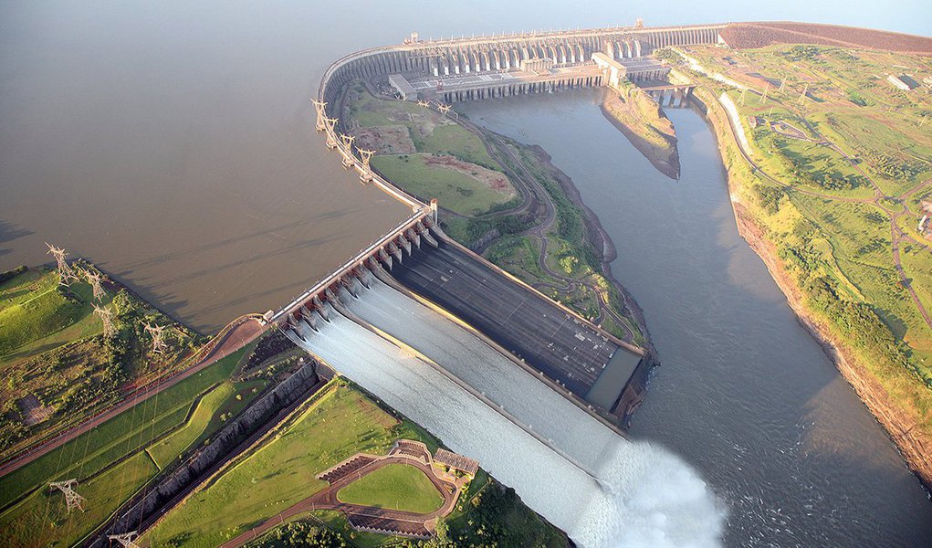 A usina hidrelétrica Itaipu Binacional, em Foz do Iguaçu, na divisa do Paraná com o Paraguai, superou duas vezes o recorde histórico de geração horária de energia elétrica; por conta das cheia de seus reservatórios, a usina atingiu 100% da capacidade, ao produzir 14.167 megawatts durante a tarde desta terça-feira (20) e 14.145 megawatts entre 12h e 13h (Foto: Leonardo Lucena) A usina hidrelétrica Itaipu Binacional, em Foz do Iguaçu, na divisa do Paraná com o Paraguai, superou duas vezes o recorde histórico de geração horária de energia elétrica; por conta das cheia de seus reservatórios, a usina atingiu 100% da capacidade, ao produzir 14.167 megawatts durante a tarde desta terça-feira (20) e 14.145 megawatts entre 12h e 13h