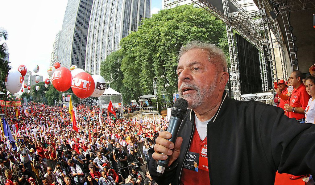 Junto com dirigentes petistas, ex-presidente e criador do partido articula uma frente popular de centro-esquerda que possa diluir o desgaste da sigla e preservar parte de seu poder eleitoral conquistado até aqui; o objetivo não necessariamente é viabilizar uma candidatura de Lula em 2018; caso se viabilize, o PT poderia até mesmo apoiar outro nome na disputa dentro da frente, que deve ter o apoio de movimentos sociais mais antigos, com ligações históricas com a legenda, como MST, CUT e UNE; pontapé inicial do projeto, a "Carta de Salvador", divulgada em julho pelo PT, propõe uma "nova coalizão, orgânica e plural, capaz de organizar a mobilização social, o enfrentamento político-ideológico, a disputa de hegemonia e a construção de uma nova maioria nacional" (Foto: Gisele Federicce) Junto com dirigentes petistas, ex-presidente e criador do partido articula uma frente popular de centro-esquerda que possa diluir o desgaste da sigla e preservar parte de seu poder eleitoral conquistado até aqui; o objetivo não necessariamente é viabilizar uma candidatura de Lula em 2018; caso se viabilize, o PT poderia até mesmo apoiar outro nome na disputa dentro da frente, que deve ter o apoio de movimentos sociais mais antigos, com ligações históricas com a legenda, como MST, CUT e UNE; pontapé inicial do projeto, a "Carta de Salvador", divulgada em julho pelo PT, propõe uma "nova coalizão, orgânica e plural, capaz de organizar a mobilização social, o enfrentamento político-ideológico, a disputa de hegemonia e a construção de uma nova maioria nacional"