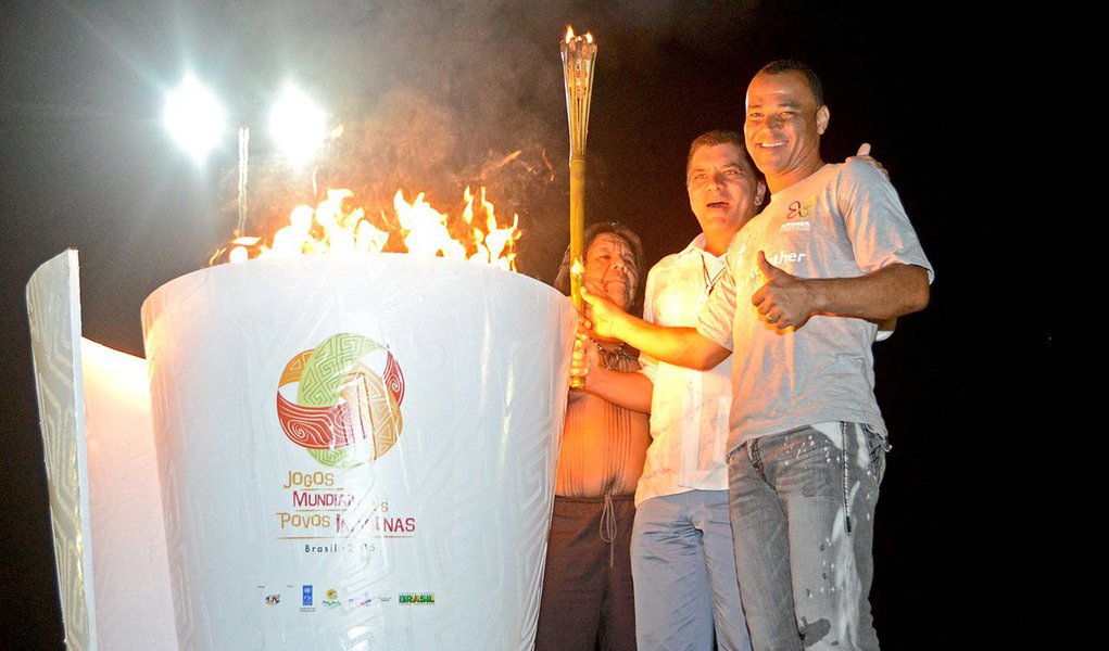 Após o ritual de acendimento do Fogo Sagrado, realizado pelos povos indígenas no fim da tarde desta quinta-feira, 22, a chama foi transportada em revezamento até a Vila dos Jogos, onde a pira dos Jogos Mundiais dos Povos Indígenas foi acesa em cerimônia conduzida pelo líder indígena Carlos Terena, pelo prefeito Carlos Amastha e pelo jogador de futebol Cafu; "Sonhávamos que Palmas fosse conhecida no mundo inteiro e agradecemos ao ITC (Comitê Intertribal) que nos deu essa oportunidade. É um orgulho para Palmas sediar os jogos que irão marcar a nossa história", destacou Amastha (Foto: Aquiles Lins) Após o ritual de acendimento do Fogo Sagrado, realizado pelos povos indígenas no fim da tarde desta quinta-feira, 22, a chama foi transportada em revezamento até a Vila dos Jogos, onde a pira dos Jogos Mundiais dos Povos Indígenas foi acesa em cerimônia conduzida pelo líder indígena Carlos Terena, pelo prefeito Carlos Amastha e pelo jogador de futebol Cafu; "Sonhávamos que Palmas fosse conhecida no mundo inteiro e agradecemos ao ITC (Comitê Intertribal) que nos deu essa oportunidade. É um orgulho para Palmas sediar os jogos que irão marcar a nossa história", destacou Amastha
