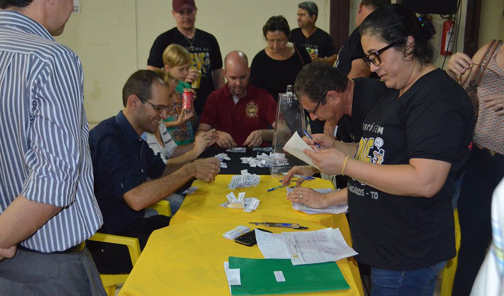 Após 21 dias de greve, os bancários do Tocantins aceitaram a proposta da Federação Nacional dos Bancos (Fenaban) e encerram a paralisação no Estado; decisão foi resultado da votação durante assembleia realizada na sede do Sindicato dos Bancários do Tocantins (SINTEC-TO) em Palmas nessa segunda-feira, 26; voltam funcionar nesta terça-feira, 27, o Banco do Brasil, Caixa Econômica Federal e demais bancos privados. O Banco da Amazônia, entretanto, continuará de greve, uma vez que as negociações ainda continuam (Foto: Aquiles Lins) Após 21 dias de greve, os bancários do Tocantins aceitaram a proposta da Federação Nacional dos Bancos (Fenaban) e encerram a paralisação no Estado; decisão foi resultado da votação durante assembleia realizada na sede do Sindicato dos Bancários do Tocantins (SINTEC-TO) em Palmas nessa segunda-feira, 26; voltam funcionar nesta terça-feira, 27, o Banco do Brasil, Caixa Econômica Federal e demais bancos privados. O Banco da Amazônia, entretanto, continuará de greve, uma vez que as negociações ainda continuam