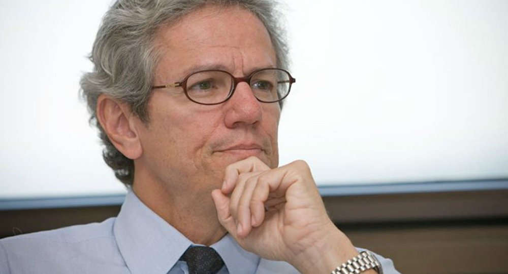 Vice-presidente do banco dos Brics, o Novo Banco de Desenvolvimento (NBD), o economista Paulo Nogueira Batista Júnior, afirma que a atual crise brasileira é "uma combinação de fatores econômicos e políticos, internos e externos"; para ele, no entanto, "os problemas fiscais nem de longe justificam a retórica que circula a respeito"; "Houve até comparações com a Grécia, o que é um absurdo manifesto. Mas, é claro, o dissenso político interno exacerbou de maneira grave a situação econômica e gerou crise de confiança", disse; para o economista, a crise política ameaça a democracia (Foto: Valter Lima) Vice-presidente do banco dos Brics, o Novo Banco de Desenvolvimento (NBD), o economista Paulo Nogueira Batista Júnior, afirma que a atual crise brasileira é "uma combinação de fatores econômicos e políticos, internos e externos"; para ele, no entanto, "os problemas fiscais nem de longe justificam a retórica que circula a respeito"; "Houve até comparações com a Grécia, o que é um absurdo manifesto. Mas, é claro, o dissenso político interno exacerbou de maneira grave a situação econômica e gerou crise de confiança", disse; para o economista, a crise política ameaça a democracia