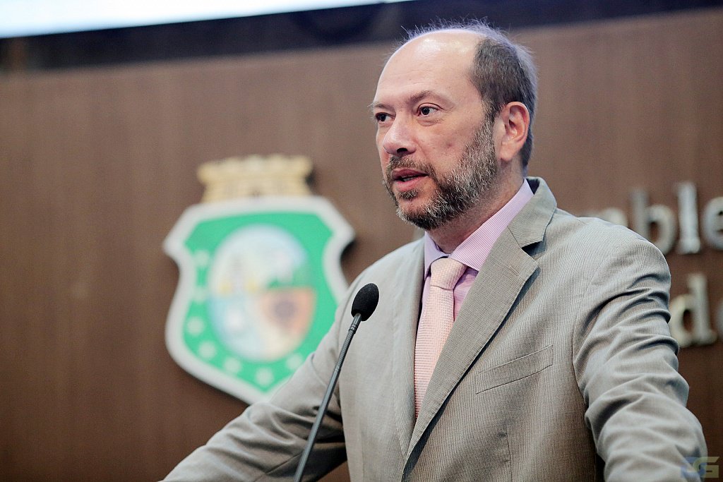 A oposição tripudiou em cima da fala do deputado Ivo Gomes (Pros) sobre o Hospital do Sertão Central, em Quixeramobim. Ivo Gomes afirmou que o Estado tinha sim, os recursos necessários para colocar em funcionamento o equipamento de saúde, contradizendo todo o discurso da base do governo e do próprio secretário de Saúde do Estado, que esteve esta semana na Assembléia e colocou as dificuldades financeiras do Estado para o custeio dos equipamentos de saúde. A fala de Ivo Gomes foi feita no contexto da discussão sobre o empréstimo de US$ 123 milhões, proposto pelo atual governador Camilo Santana (PT) para construção do hospital regional do Jaguaribe. A oposição é contra a aprovação do empréstimo para a construção de mais um hospital (Foto: Fatima 247) A oposição tripudiou em cima da fala do deputado Ivo Gomes (Pros) sobre o Hospital do Sertão Central, em Quixeramobim. Ivo Gomes afirmou que o Estado tinha sim, os recursos necessários para colocar em funcionamento o equipamento de saúde, contradizendo todo o discurso da base do governo e do próprio secretário de Saúde do Estado, que esteve esta semana na Assembléia e colocou as dificuldades financeiras do Estado para o custeio dos equipamentos de saúde. A fala de Ivo Gomes foi feita no contexto da discussão sobre o empréstimo de US$ 123 milhões, proposto pelo atual governador Camilo Santana (PT) para construção do hospital regional do Jaguaribe. A oposição é contra a aprovação do empréstimo para a construção de mais um hospital