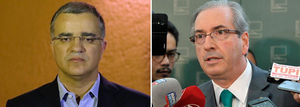 Segundo o colunista Kennedy Alencar, "nos últimos dias, o peemedebista se aproximou novamente da oposição, que está deixando em segundo plano as acusações de corrupção contra ele”; diz ainda que o Planalto deverá estimular um deputado federal do PT a recorrer ao STF para considerar inconstitucional um pedido de impeachment, alegando que não há prova jurídica (Foto: Roberta Namour) Segundo o colunista Kennedy Alencar, "nos últimos dias, o peemedebista se aproximou novamente da oposição, que está deixando em segundo plano as acusações de corrupção contra ele”; diz ainda que o Planalto deverá estimular um deputado federal do PT a recorrer ao STF para considerar inconstitucional um pedido de impeachment, alegando que não há prova jurídica