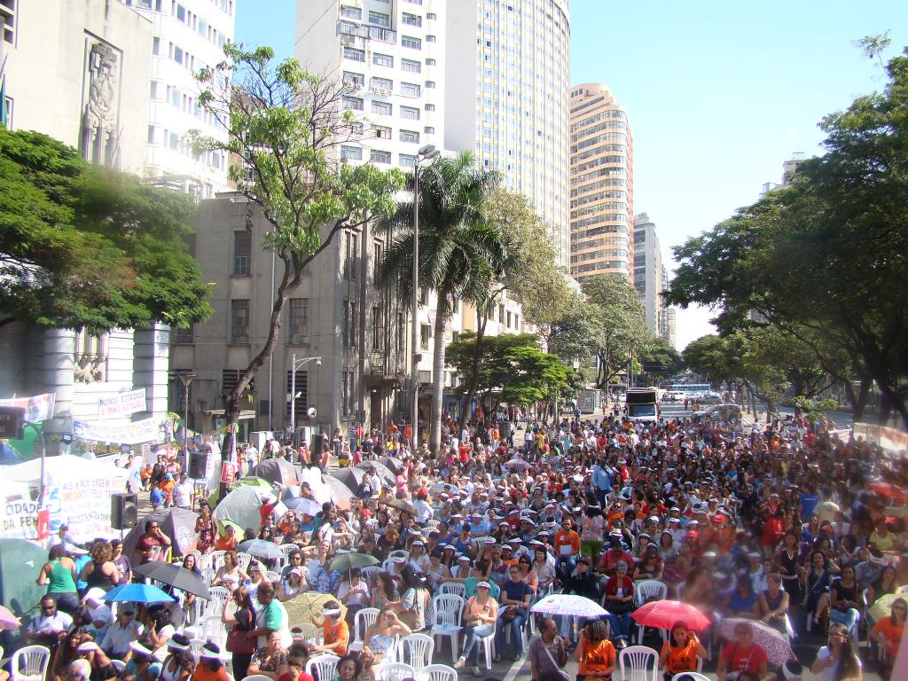 Será decidido em assembleia, na tarde desta terça-feira (20), o destino da greve dos servidores municipais de BH; segundo o presidente do Sindicado dos Servidores Públicos Municipais de Belo Horizonte (Sindibel), a proposta de reajuste salarial do governo não é satisfatória perto do requisitado pelos servidores; "Eles fizeram alterações, mas sem avanços consideráveis. E, como o aumento não será incorporado ao salário, não traz reflexos em férias, quinquênios,aposentadoria... Tudo vai depender dos funcionários aceitarem ou não" (Foto: Luis Mauro Queiroz) Será decidido em assembleia, na tarde desta terça-feira (20), o destino da greve dos servidores municipais de BH; segundo o presidente do Sindicado dos Servidores Públicos Municipais de Belo Horizonte (Sindibel), a proposta de reajuste salarial do governo não é satisfatória perto do requisitado pelos servidores; "Eles fizeram alterações, mas sem avanços consideráveis. E, como o aumento não será incorporado ao salário, não traz reflexos em férias, quinquênios,aposentadoria... Tudo vai depender dos funcionários aceitarem ou não"