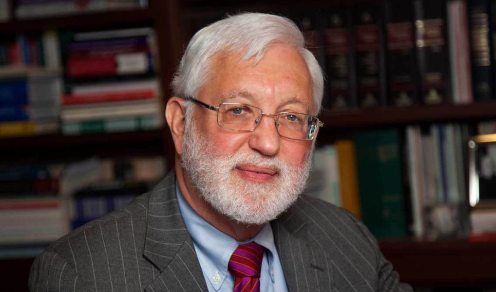 O juiz americano Jed Rakoff, responsável pela ação coletiva contra a Petrobras em Nova York (EUA), acatou pleito da companhia e excluiu títulos da dívida adquiridos por investidores de uma eventual indenização; segundo o magistrado, a acusação, liderada pelo fundo britânico USS, entre outros, não comprovou a transação desses papeis em território americano; dessa forma, o número de investidores representados pela ação coletiva e os valores correspondentes às suas perdas seriam limitados às ADRs (recibos de ações na Bolsa de NY) em caso de derrota judicial da Petrobras (Foto: Leonardo Lucena) O juiz americano Jed Rakoff, responsável pela ação coletiva contra a Petrobras em Nova York (EUA), acatou pleito da companhia e excluiu títulos da dívida adquiridos por investidores de uma eventual indenização; segundo o magistrado, a acusação, liderada pelo fundo britânico USS, entre outros, não comprovou a transação desses papeis em território americano; dessa forma, o número de investidores representados pela ação coletiva e os valores correspondentes às suas perdas seriam limitados às ADRs (recibos de ações na Bolsa de NY) em caso de derrota judicial da Petrobras