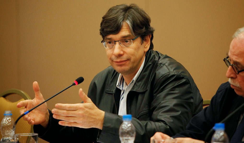 Economista e presidente da Fundação Perseu Abramo (FPA), Márcio Pochmann destacou que a valorização do salário mínimo é um importante avanço para a recuperação da economia em 2016; "Um ano de menor inflação, de menor queda do PIB (Produto Interno Bruto), um ano de maior expansão das exportações em relação às importações, um ano de contas públicas equilibradas. Ou seja, 2016 será o ano em que o Brasil estará melhor preparado para poder voltar à recuperação econômica", diz; "2015, do ponto de vista político, termina de modo muito mais favorável à presidenta Dilma do que começou", completa (Foto: Aquiles Lins) Economista e presidente da Fundação Perseu Abramo (FPA), Márcio Pochmann destacou que a valorização do salário mínimo é um importante avanço para a recuperação da economia em 2016; "Um ano de menor inflação, de menor queda do PIB (Produto Interno Bruto), um ano de maior expansão das exportações em relação às importações, um ano de contas públicas equilibradas. Ou seja, 2016 será o ano em que o Brasil estará melhor preparado para poder voltar à recuperação econômica", diz; "2015, do ponto de vista político, termina de modo muito mais favorável à presidenta Dilma do que começou", completa