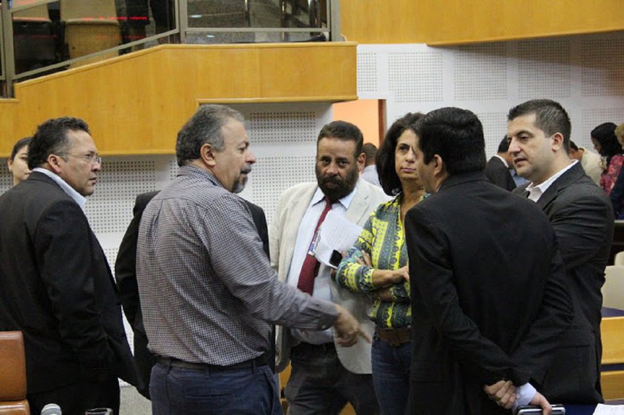 Vereadores fazem extras em autoconvocação para discutir oito projetos do Paço e cinco da Casa; secretário de Finanças da prefeitura discute proposta que modifica regras de pagamento do 13º salário do servidor municipal, a que autoriza o remanejamento de 30% do orçamento e a que autoriza a prorrogação da concessão da Saneago, alvará de aceite de prédios particulares e alienação de bens para quitação de débitos previdenciários; vereadores devem encerrar convocação nesta quinta-feira (7) votando ainda criação do Código Ambiental e da lei "Cara Limpa", que tenta reduzir a poluição visual em Goiânia (Foto: Realle Palazzo-Martini) Vereadores fazem extras em autoconvocação para discutir oito projetos do Paço e cinco da Casa; secretário de Finanças da prefeitura discute proposta que modifica regras de pagamento do 13º salário do servidor municipal, a que autoriza o remanejamento de 30% do orçamento e a que autoriza a prorrogação da concessão da Saneago, alvará de aceite de prédios particulares e alienação de bens para quitação de débitos previdenciários; vereadores devem encerrar convocação nesta quinta-feira (7) votando ainda criação do Código Ambiental e da lei "Cara Limpa", que tenta reduzir a poluição visual em Goiânia