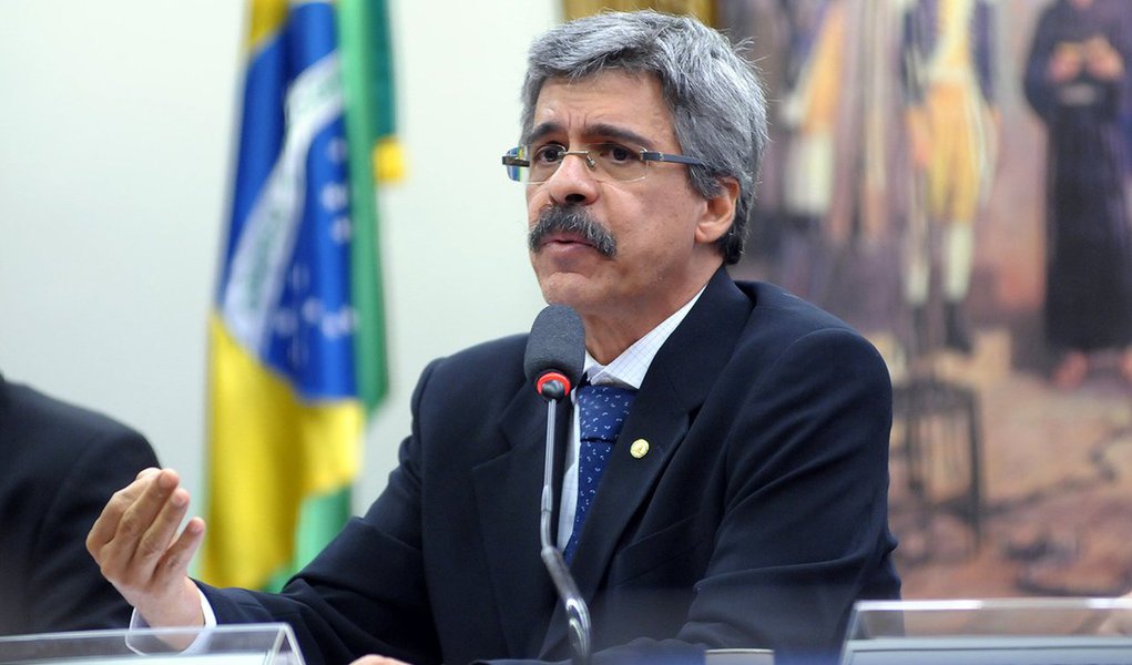 Relator da CPI da Petrobras, deputado Luiz Sérgio (PT-SP), disse hoje que não pediu o indiciamento de parlamentares para não transformar a comissão em "um Conselho de Ética paralelo"; Luiz Sérgio disse que a maioria dos parlamentares da CPI decidiu, no início dos trabalhos, que não haveria indiciamentos; indiciamento de parlamentares denunciados pela Procuradoria-Geral da República foi proposto pelos integrantes do Psol, no colegiado, em um voto em separado (Foto: Aquiles Lins) Relator da CPI da Petrobras, deputado Luiz Sérgio (PT-SP), disse hoje que não pediu o indiciamento de parlamentares para não transformar a comissão em "um Conselho de Ética paralelo"; Luiz Sérgio disse que a maioria dos parlamentares da CPI decidiu, no início dos trabalhos, que não haveria indiciamentos; indiciamento de parlamentares denunciados pela Procuradoria-Geral da República foi proposto pelos integrantes do Psol, no colegiado, em um voto em separado