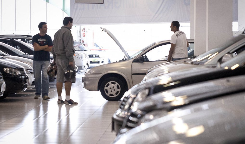 A venda de automóveis novos em Alagoas, entre 2015 e 2014, caiu 24,89%, ou seja, redução nas vendas de 7.387 unidades; se considerados o número total de veículos produzidos, que inclui automóveis, comerciais leves, motocicletas e caminhões, a queda é de 19,9%, segundo o Sindicato das Concessionárias no estado; como consequência da queda, uma concessionária encerrou as atividades e as demais demitiram para enfrentar a crise (Foto: Voney Malta) A venda de automóveis novos em Alagoas, entre 2015 e 2014, caiu 24,89%, ou seja, redução nas vendas de 7.387 unidades; se considerados o número total de veículos produzidos, que inclui automóveis, comerciais leves, motocicletas e caminhões, a queda é de 19,9%, segundo o Sindicato das Concessionárias no estado; como consequência da queda, uma concessionária encerrou as atividades e as demais demitiram para enfrentar a crise