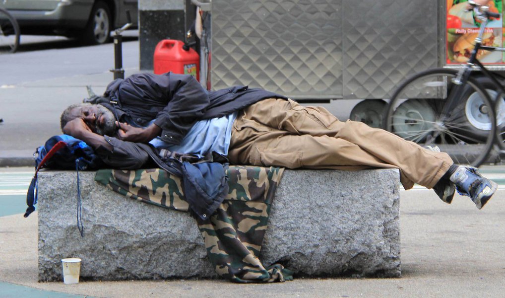 Símbolo do desenvolvimento econômico dos Estados Unidos, a cidade de Nova York viu o número de indigentes aumentar 86% nos últimos 10 anos; até o início desta semana, 57.838 pessoas dormiram nos abrigos públicos; segundo o Instituto de Política Fiscal americano, entre 2009 e 2012, a renda do 1% da população mais rica do Estado aumentou 32%, enquanto os 99% restantes mal viram seus salários subirem 1% (Foto: Aquiles Lins) Símbolo do desenvolvimento econômico dos Estados Unidos, a cidade de Nova York viu o número de indigentes aumentar 86% nos últimos 10 anos; até o início desta semana, 57.838 pessoas dormiram nos abrigos públicos; segundo o Instituto de Política Fiscal americano, entre 2009 e 2012, a renda do 1% da população mais rica do Estado aumentou 32%, enquanto os 99% restantes mal viram seus salários subirem 1%
