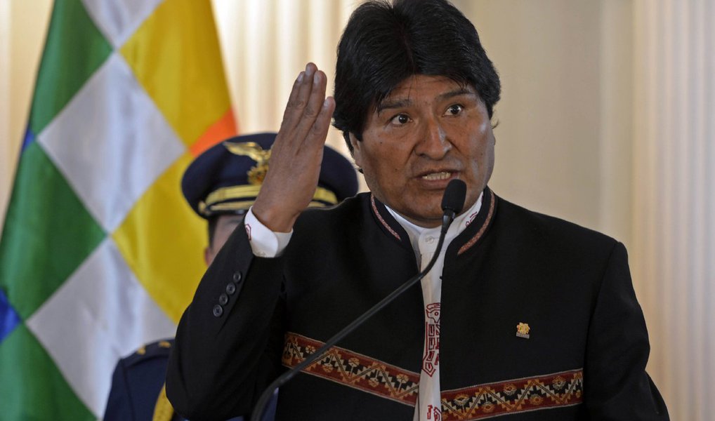 O tribunal que analisa questões constitucionais da Bolívia decidiu favoravelmente ao projeto de lei que propõe a reforma da constituição visando a permitir que o presidente Evo Morales volte a se candidatar ao cargo nas eleições previstas para 2019; referendo deverá ocorrer em fevereiro de 2016; no momento, Morales está em seu terceiro mandato (Foto: Paulo Emílio) O tribunal que analisa questões constitucionais da Bolívia decidiu favoravelmente ao projeto de lei que propõe a reforma da constituição visando a permitir que o presidente Evo Morales volte a se candidatar ao cargo nas eleições previstas para 2019; referendo deverá ocorrer em fevereiro de 2016; no momento, Morales está em seu terceiro mandato